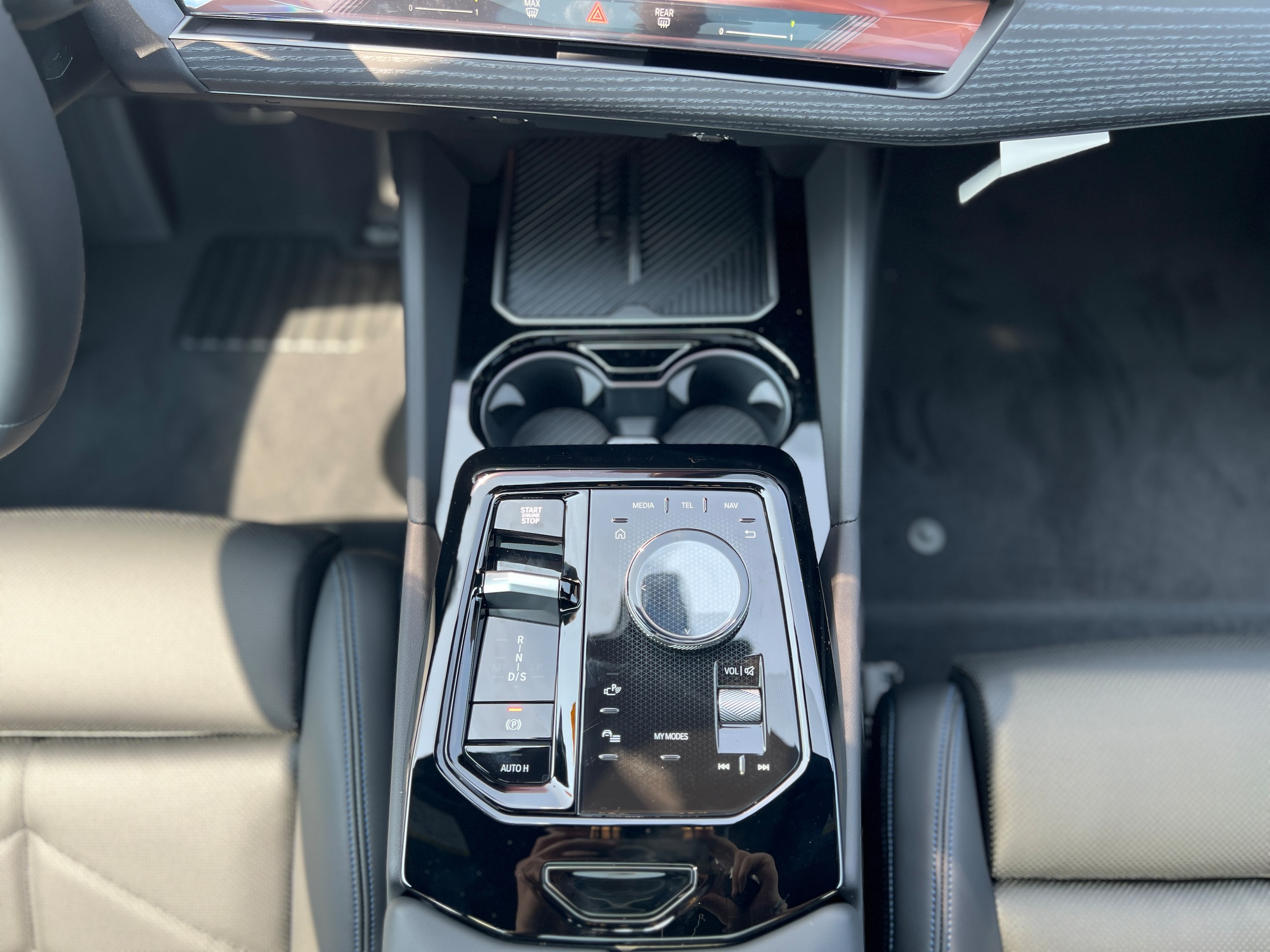2026 BMW 5 Series 550e - Photo 18