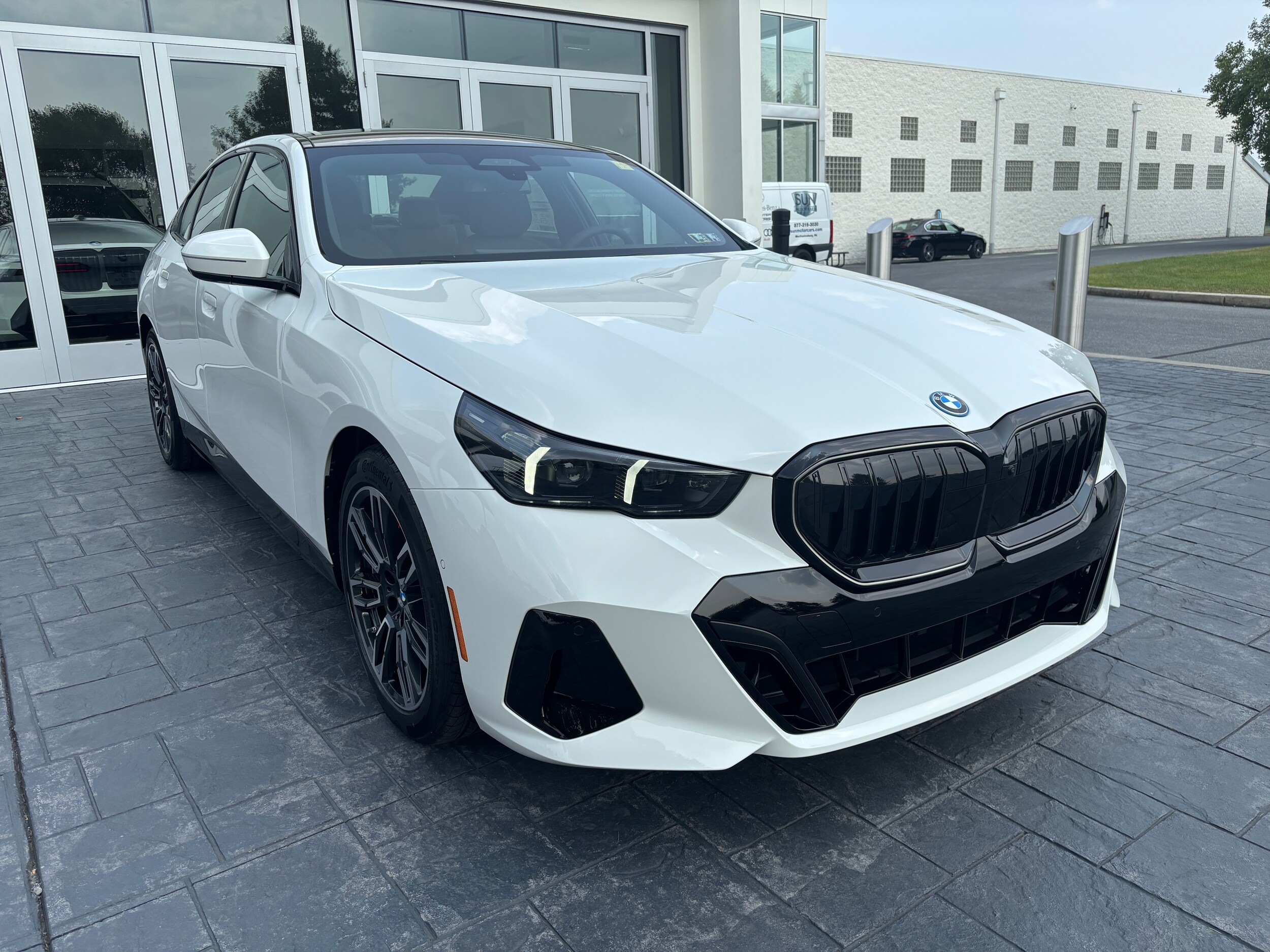 2026 Bmw 550e xDrive photo 3