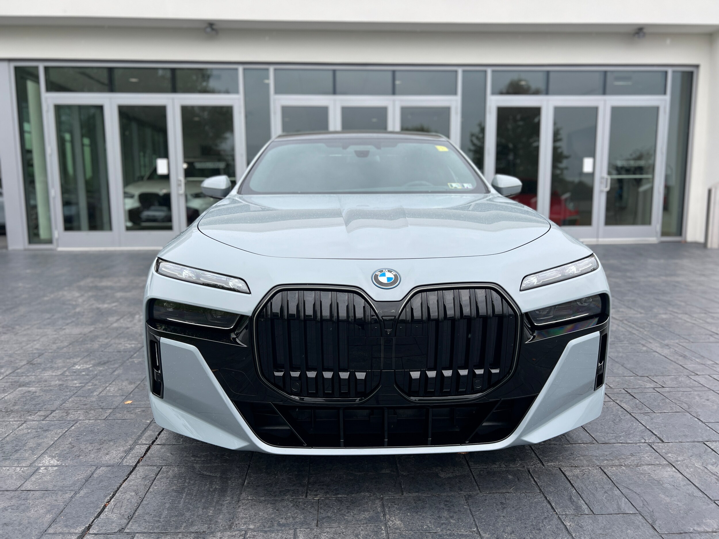 2026 Bmw 750e photo 2