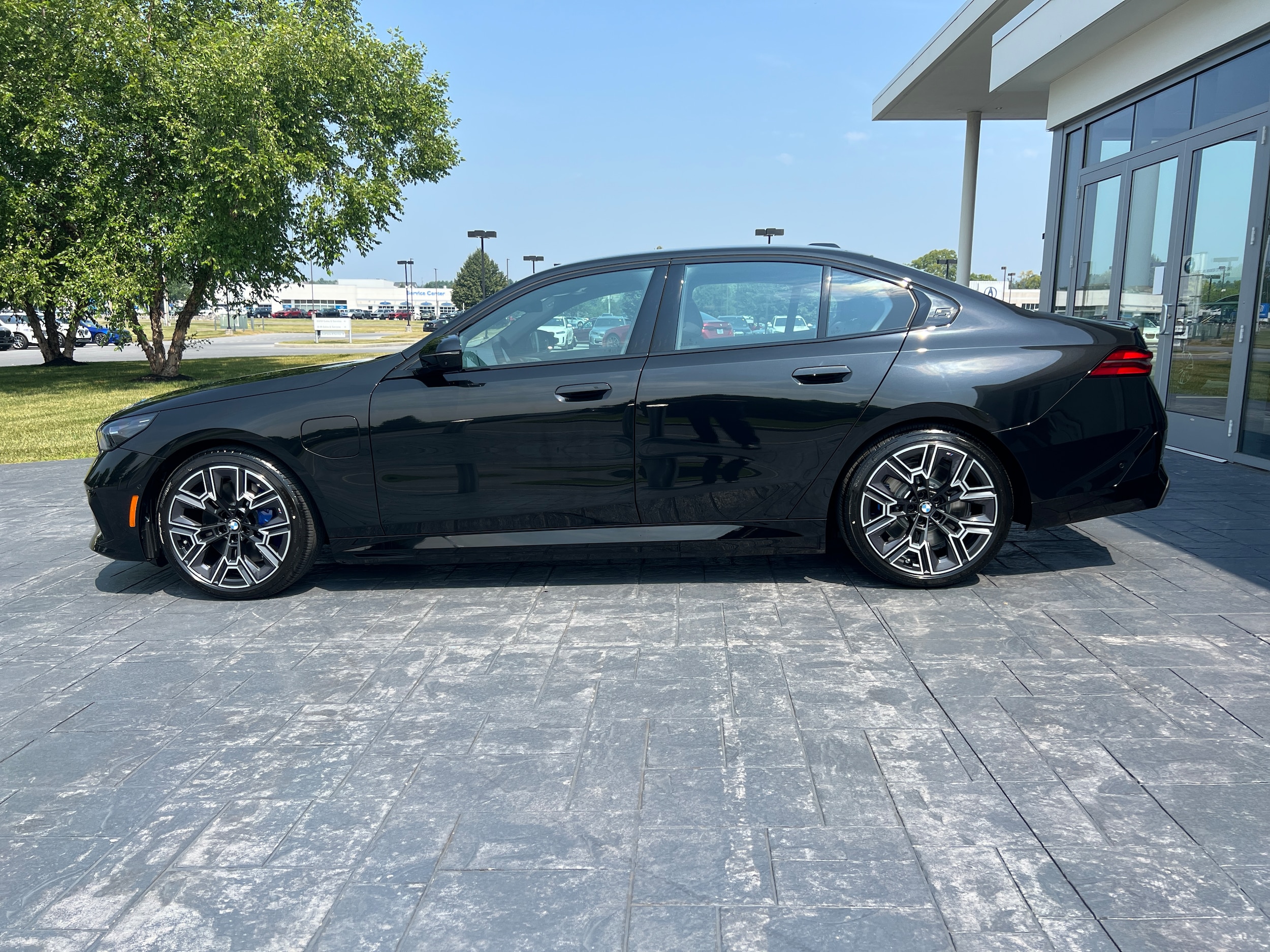 2026 BMW 5 Series 550e - Photo 8