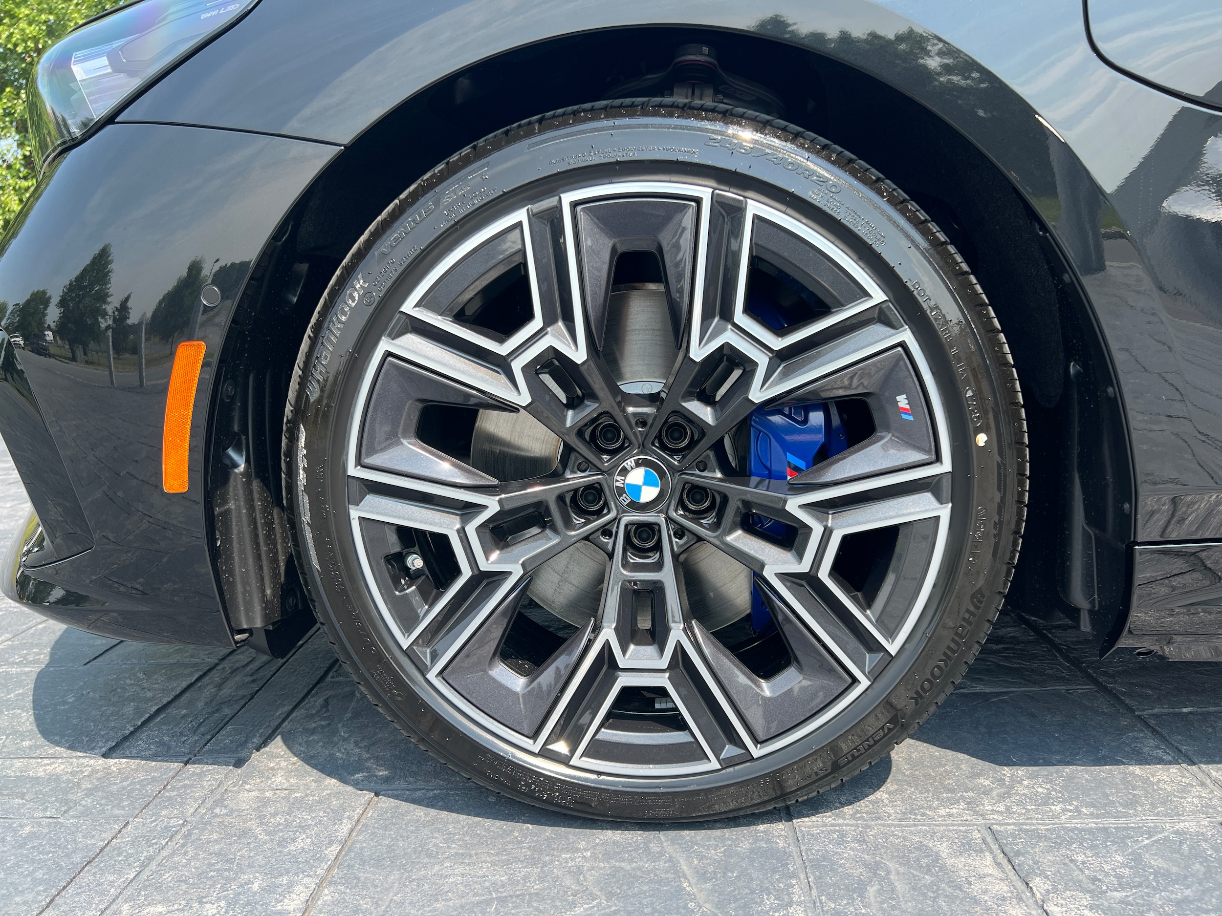 2026 BMW 5 Series 550e - Photo 9