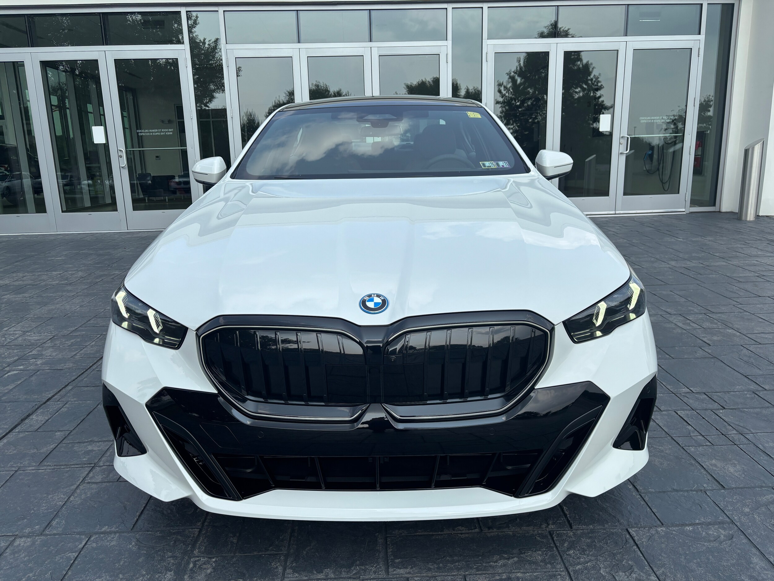 2026 Bmw 550e xDrive photo 2