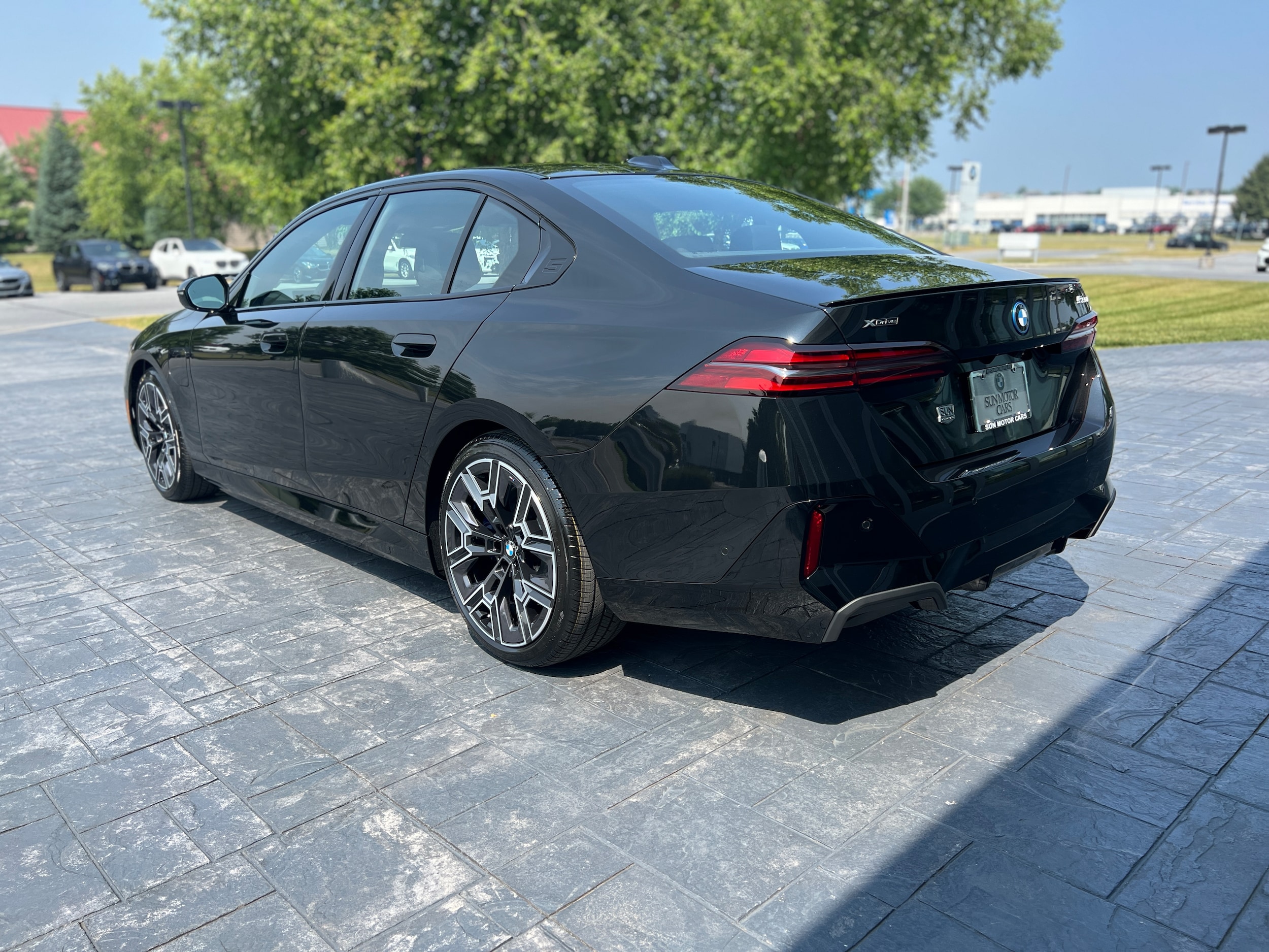 2026 BMW 5 Series 550e - Photo 7
