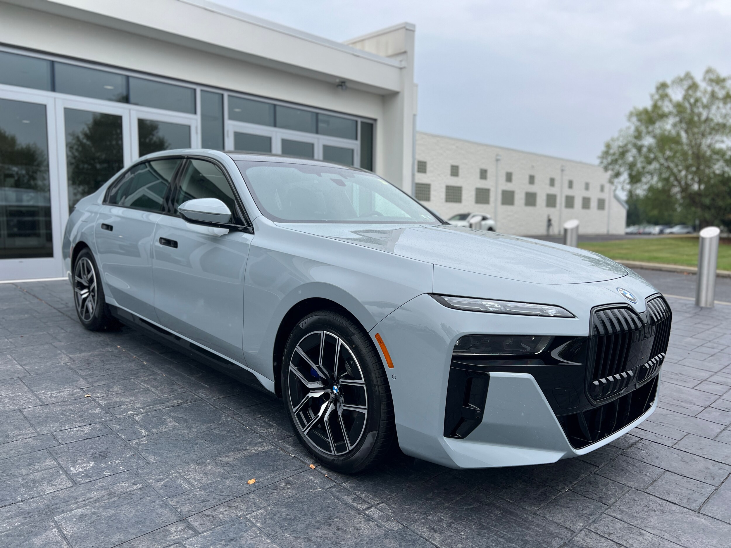 2026 Bmw 750e photo 3