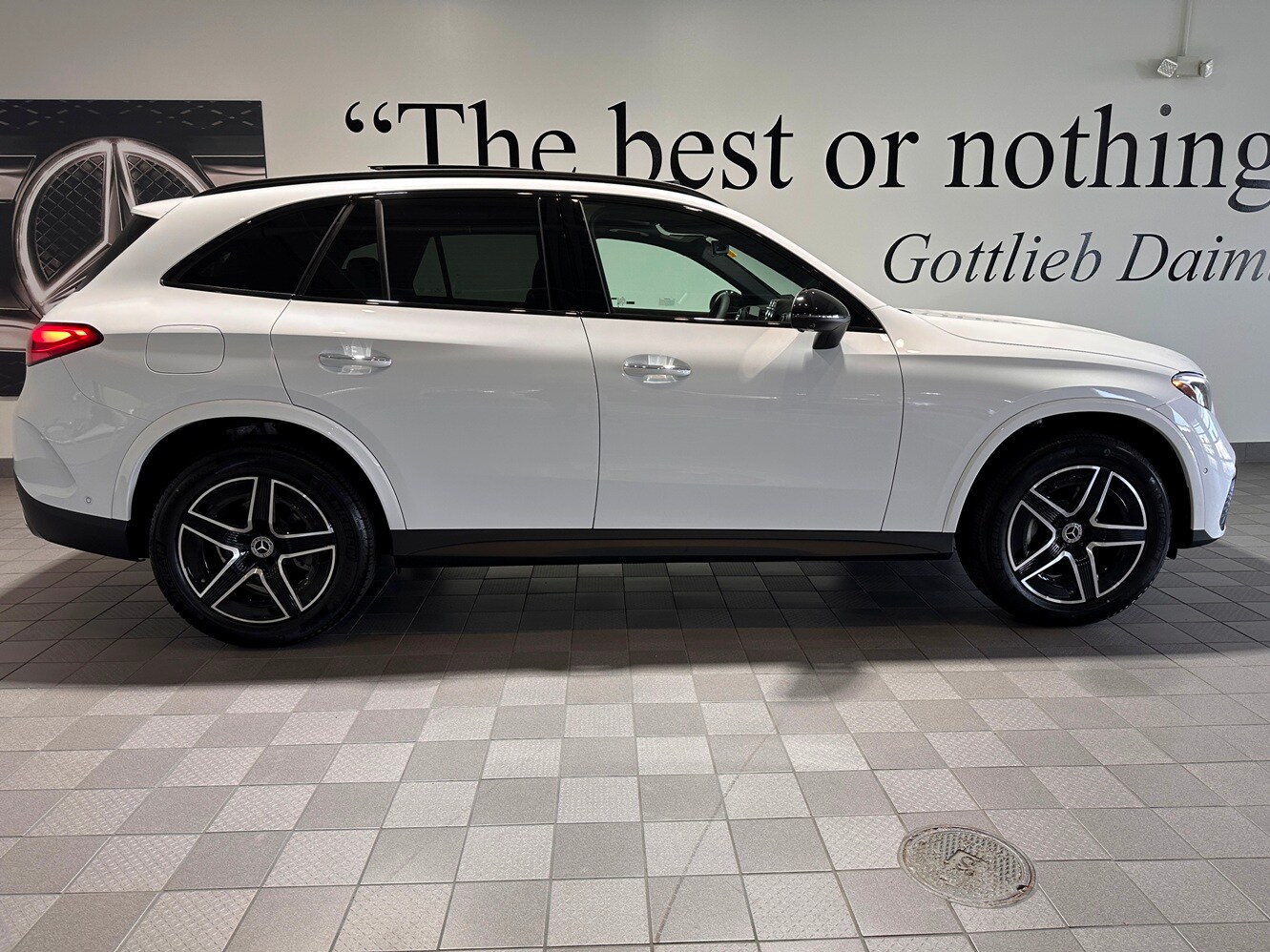 2025 Mercedes Benz GLC 300 4MATIC AMG photo 3