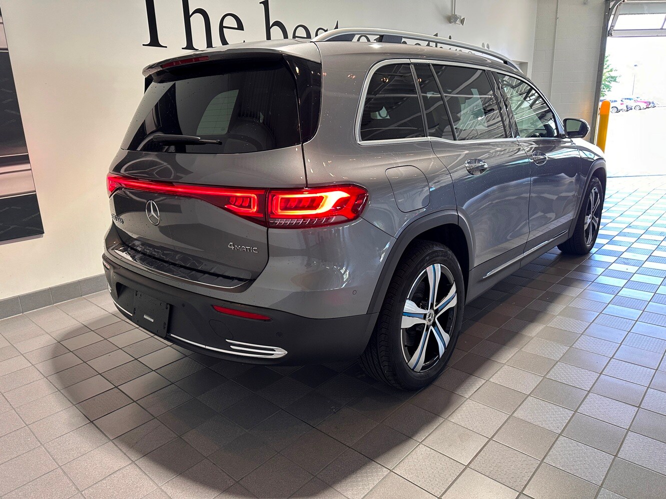 2023 Mercedes Benz EQB 300 4MATIC photo 4