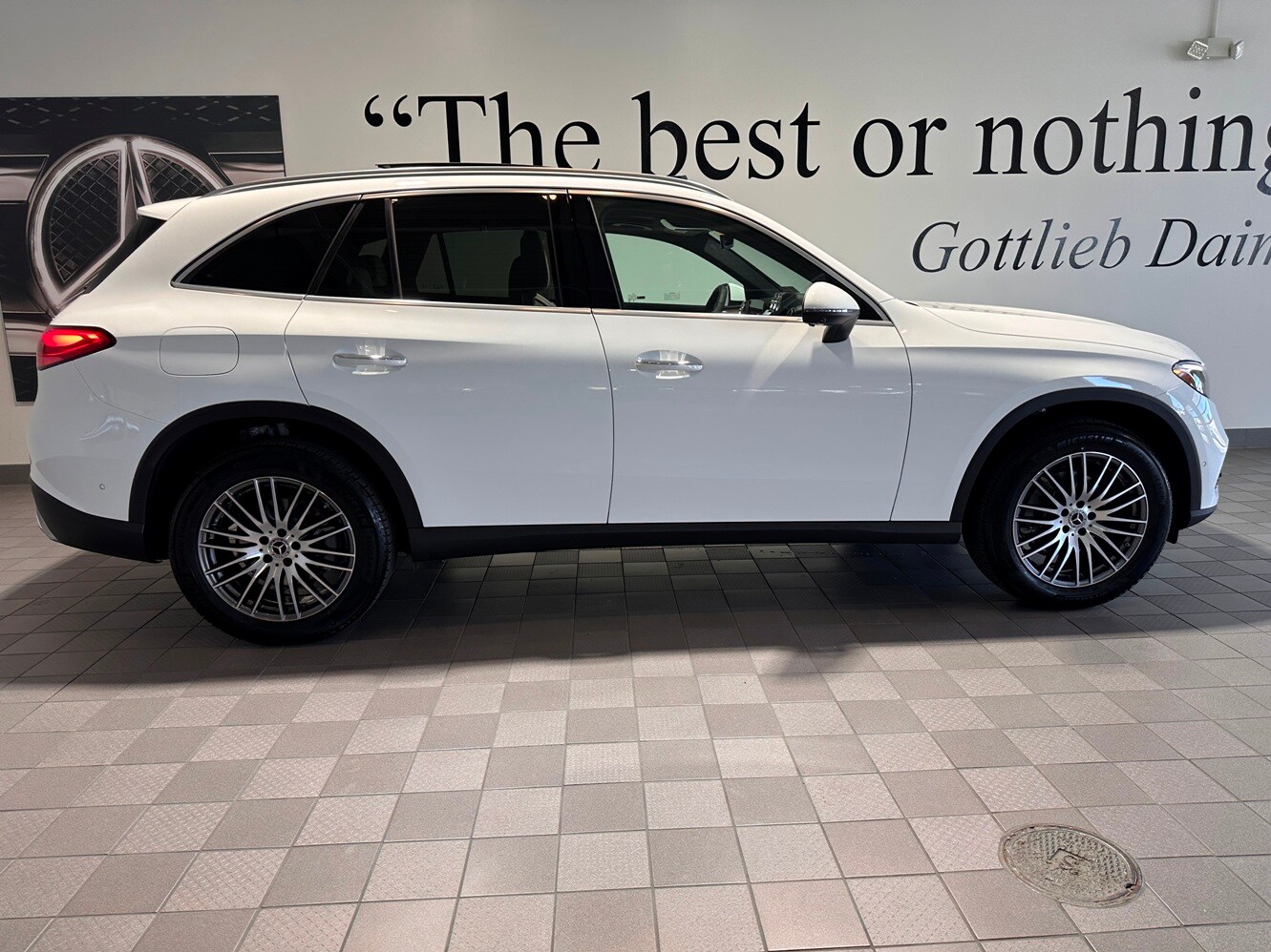 2025 Mercedes Benz GLC 300 4MATIC photo 3