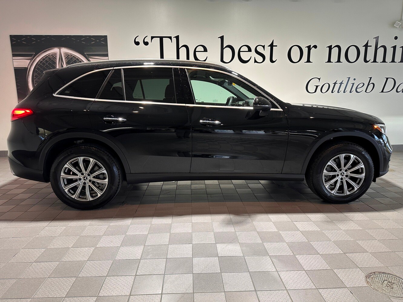 2025 Mercedes Benz GLC 300 4MATIC photo 3