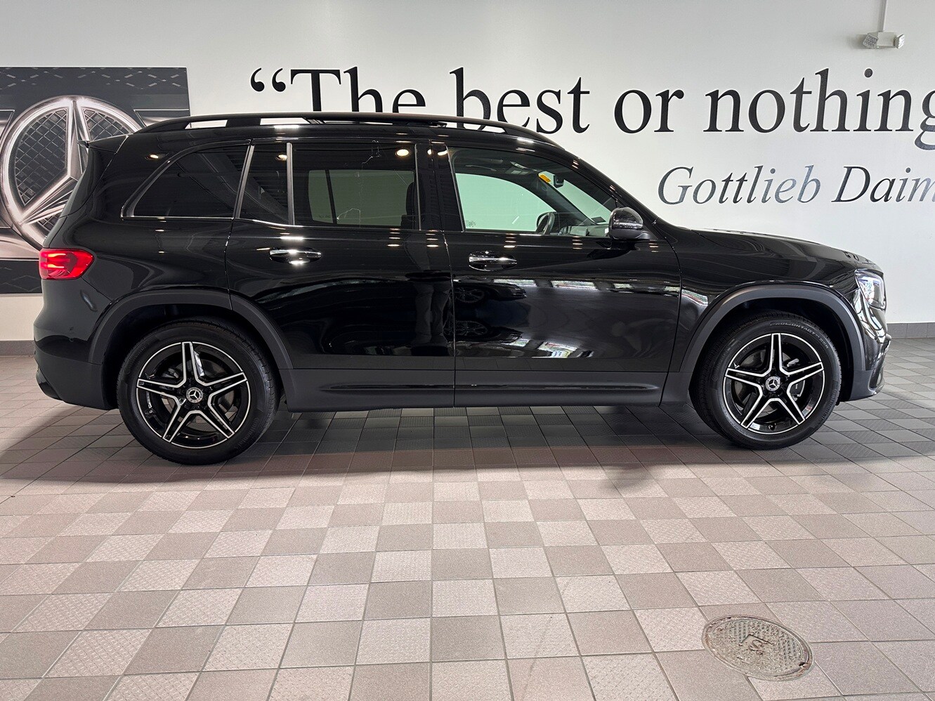 2024 Mercedes Benz GLB 250 4MATIC AMG photo 2