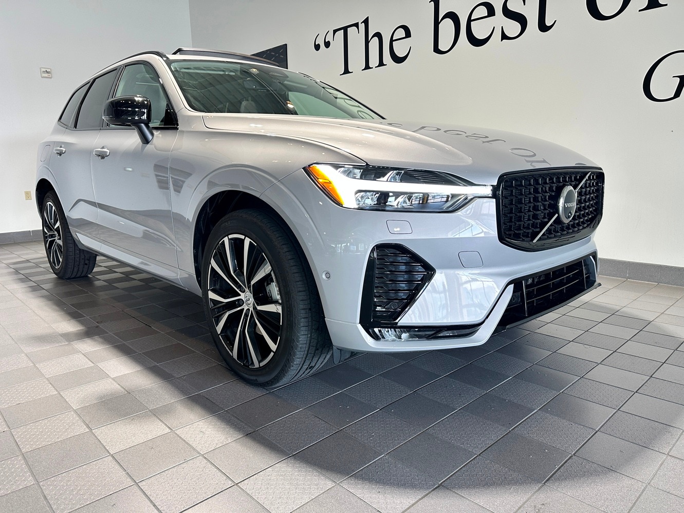 2023 Volvo XC60 B5 Plus Dark Theme AWD's photo