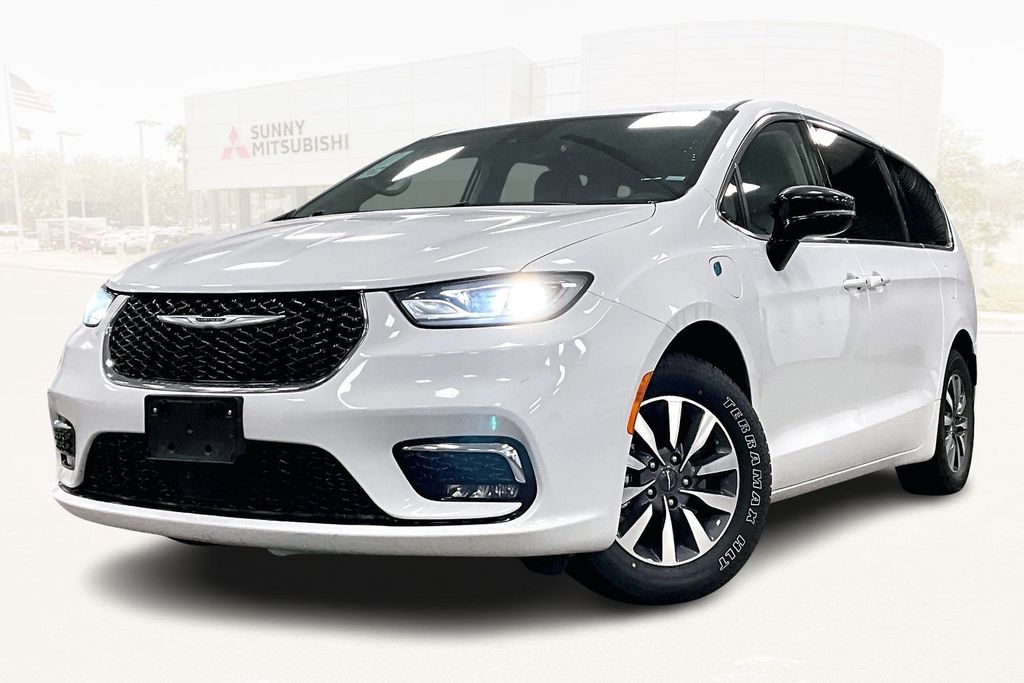 2024 Chrysler Pacifica PHEV Select's photo