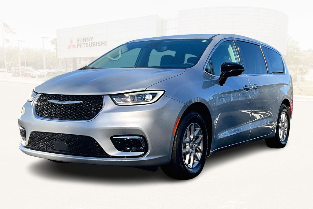 2024 Chrysler Pacifica Touring L's photo