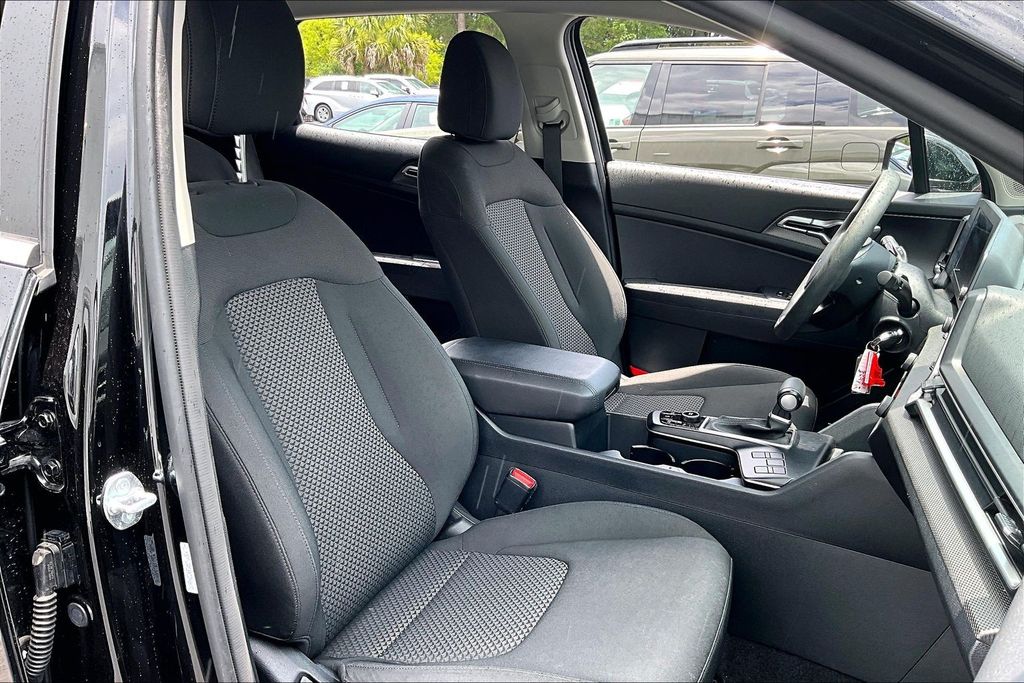2025 Kia Sportage LX - Photo 26