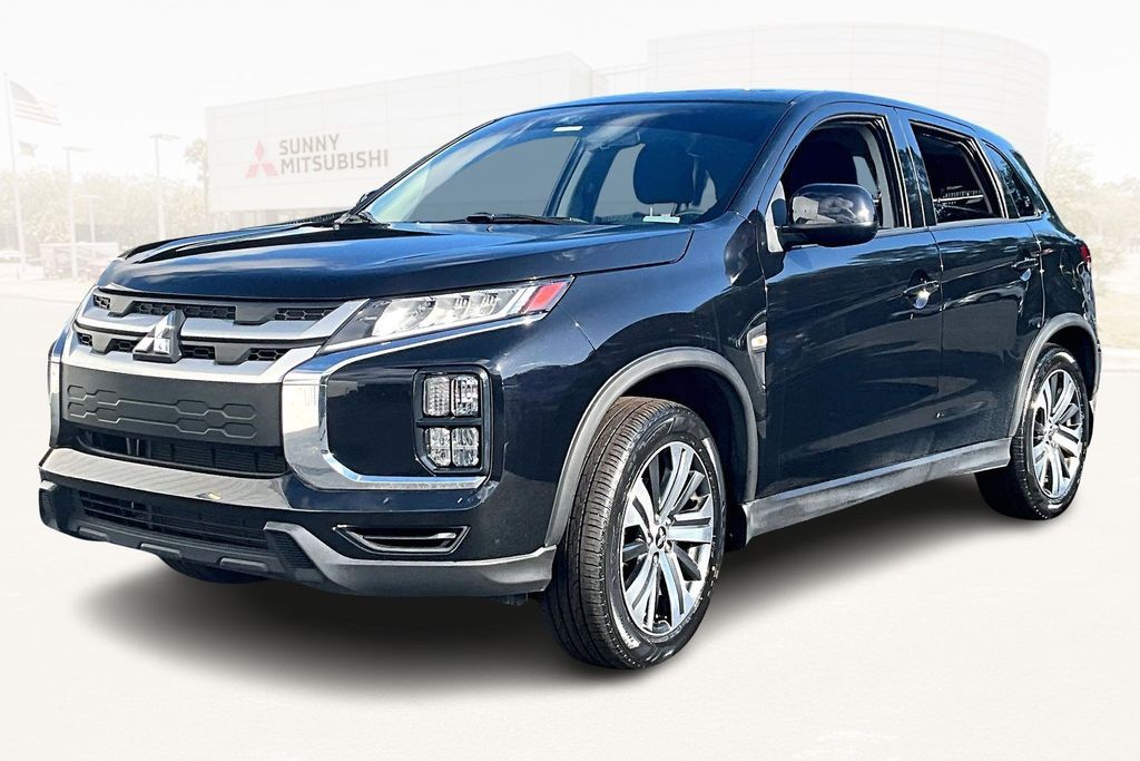 2022 Mitsubishi Outlander ES's photo