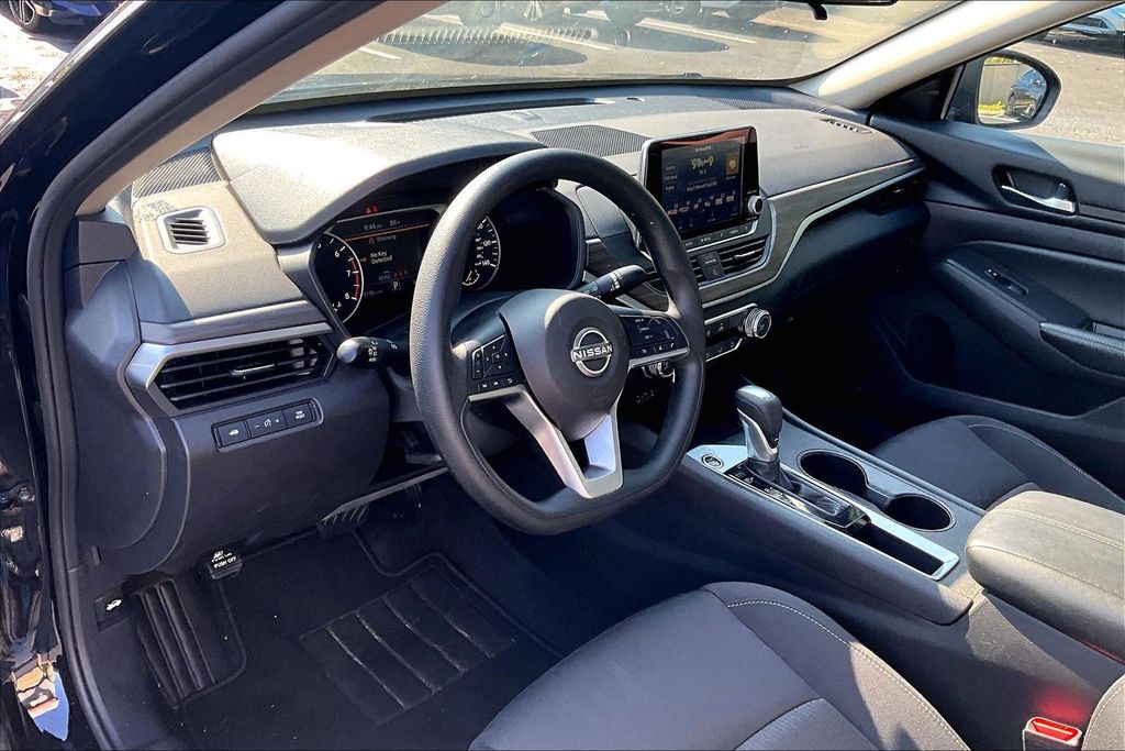 2025 Nissan Altima SV - Photo 17
