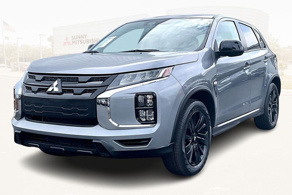 2024 Mitsubishi Outlander LE's photo