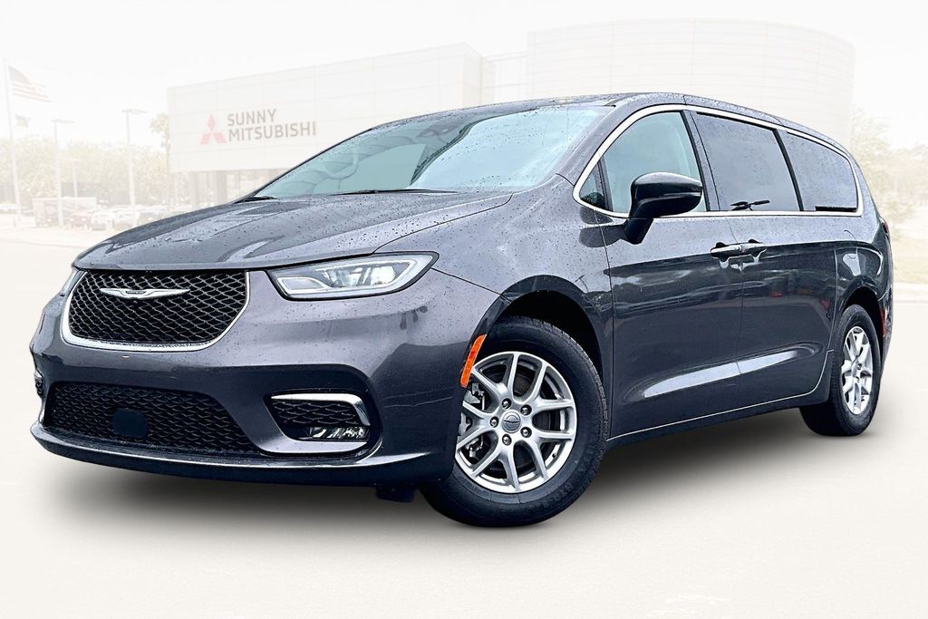 2023 Chrysler Pacifica Touring L's photo
