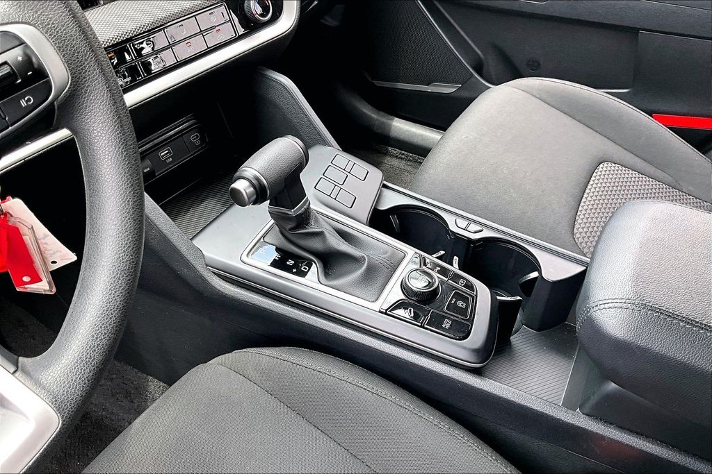 2025 Kia Sportage LX - Photo 16