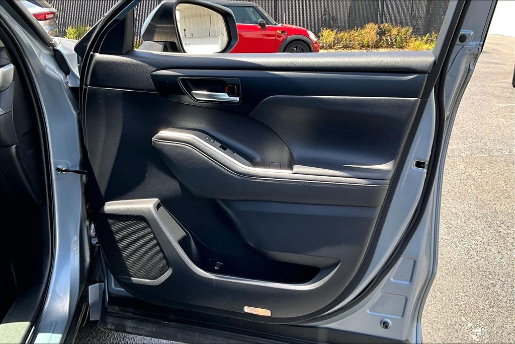 2023 Toyota Highlander XLE - Photo 29