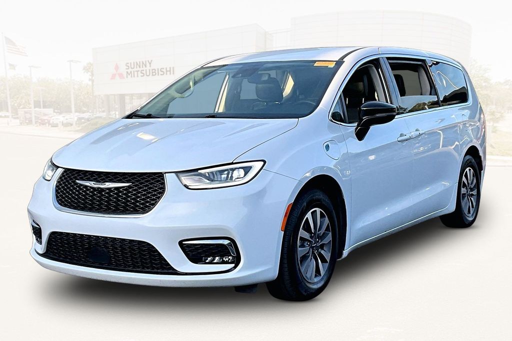 2024 Chrysler Pacifica Hybrid Select PHEV's photo