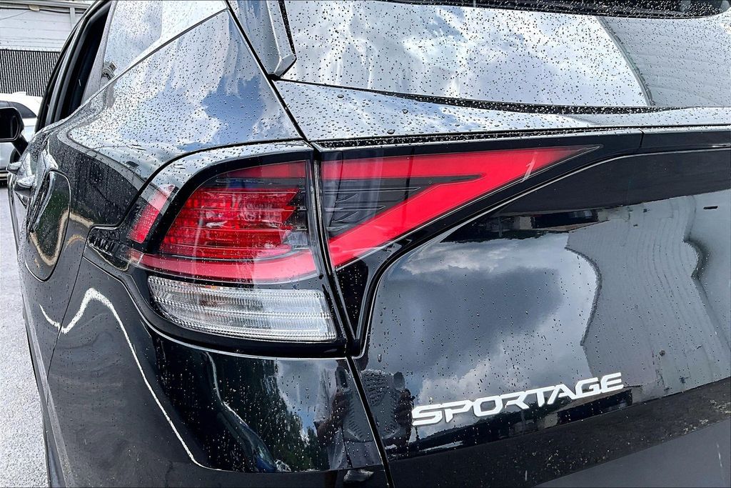 2025 Kia Sportage LX - Photo 21