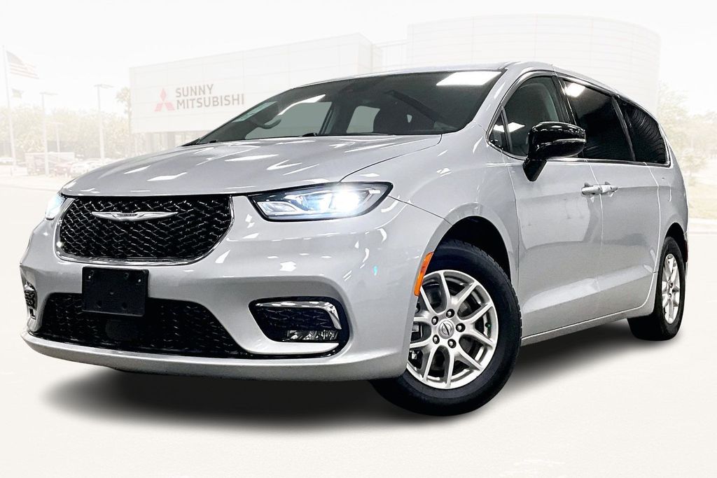 2024 Chrysler Pacifica Touring L's photo