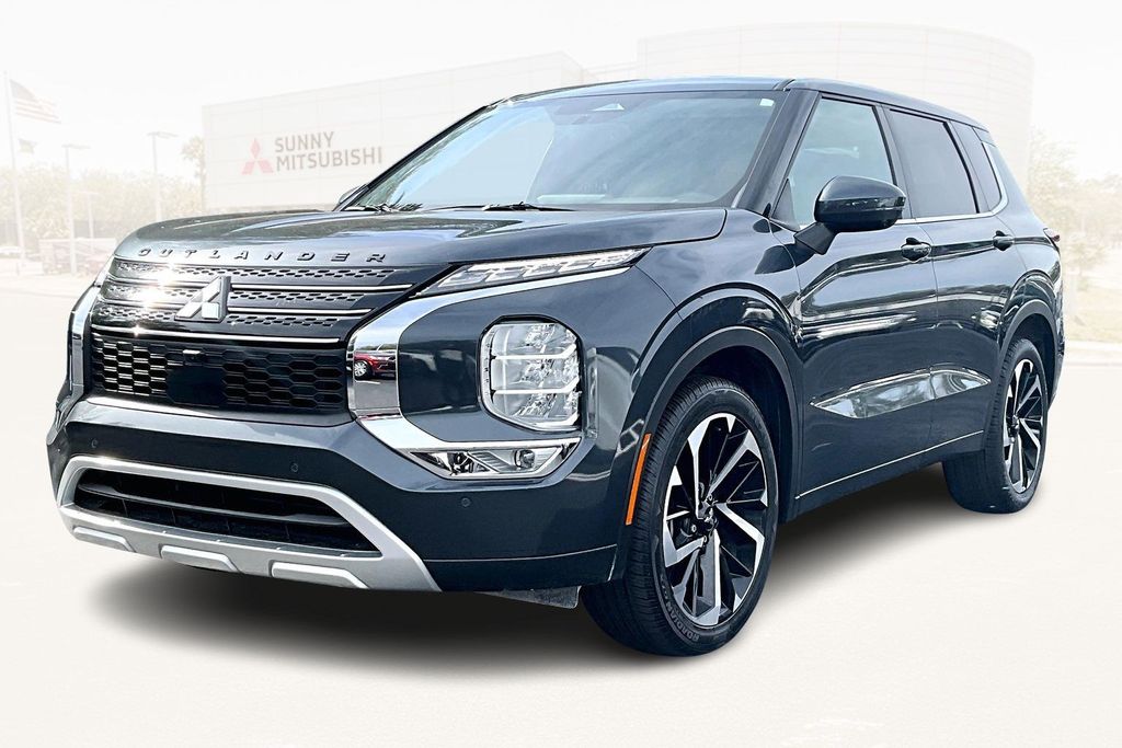 2024 Mitsubishi Outlander SE's photo
