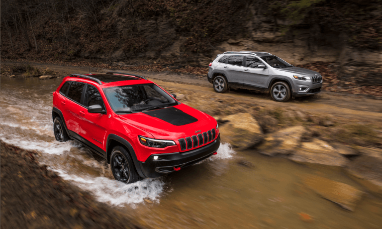 2021 Jeep Cherokee driving through mud and dirt