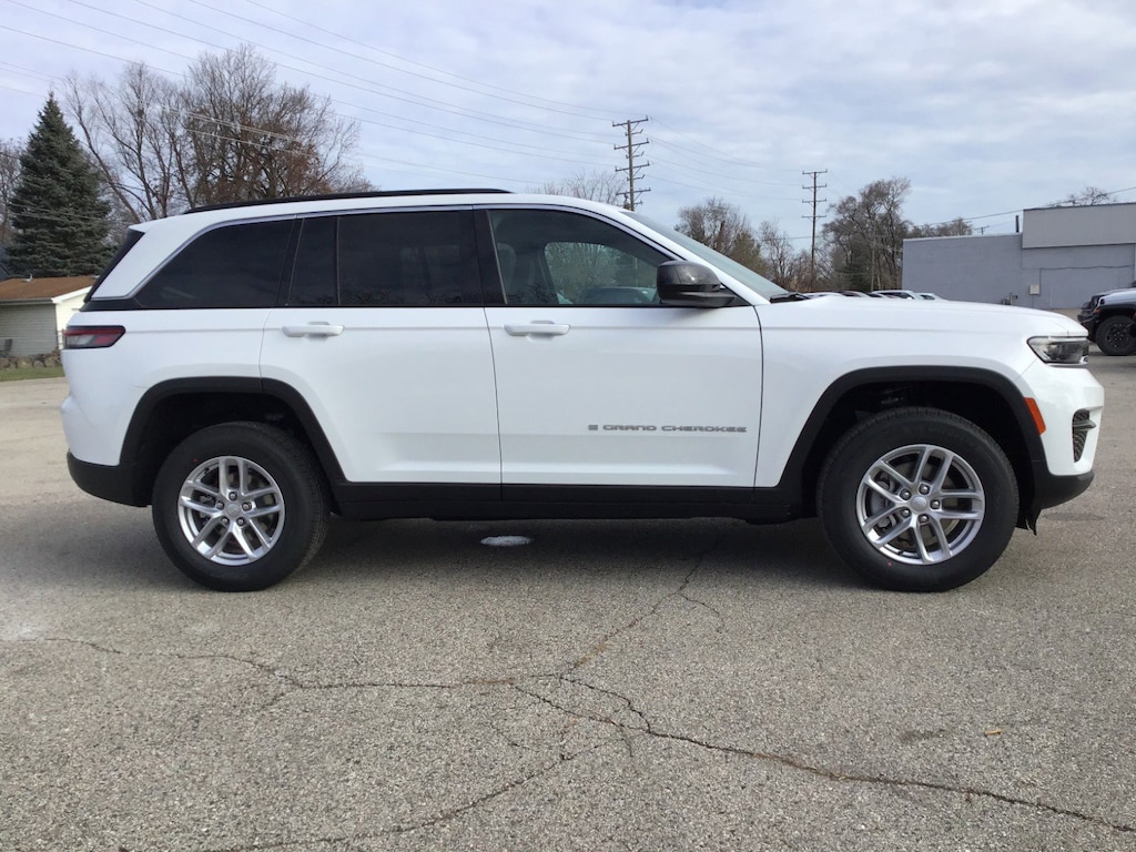 New 2025 Jeep Grand Cherokee Laredo X 4x4 Sport Utility in Bright White For Sale in McHenry, IL
