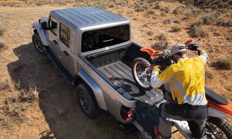 2020 Jeep Gladiator wth a bike on bed