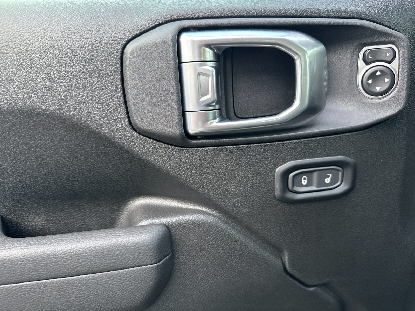 2026 Jeep Wrangler 4-Door Willys - Photo 11