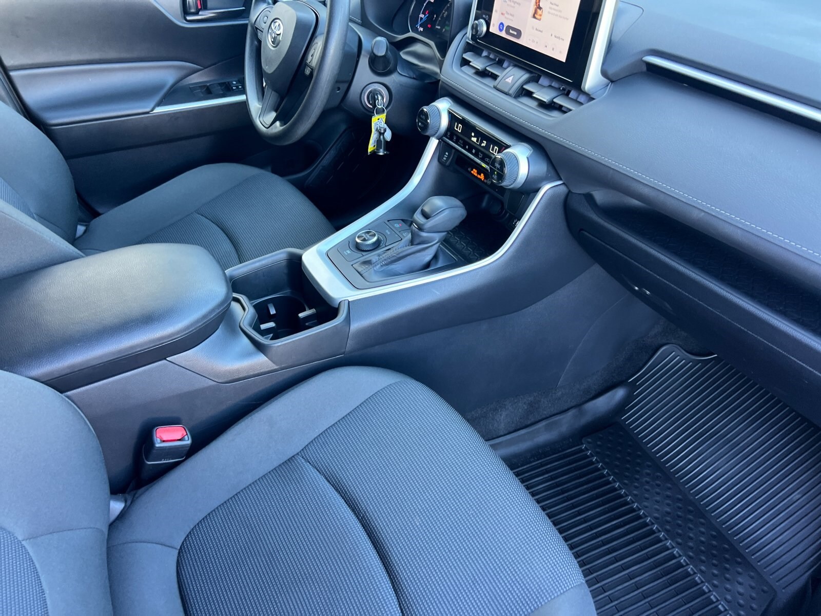 2023 Toyota RAV4 LE - Photo 16