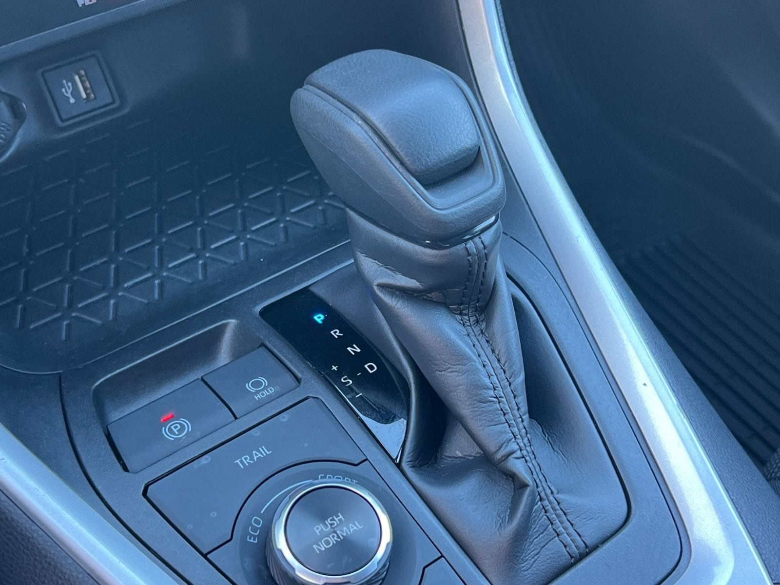 2023 Toyota RAV4 LE - Photo 21
