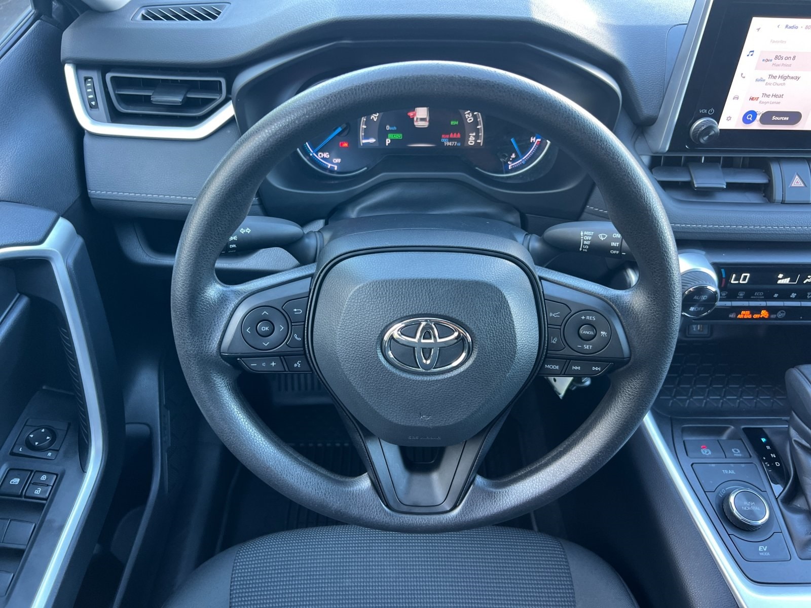 2023 Toyota RAV4 LE - Photo 14