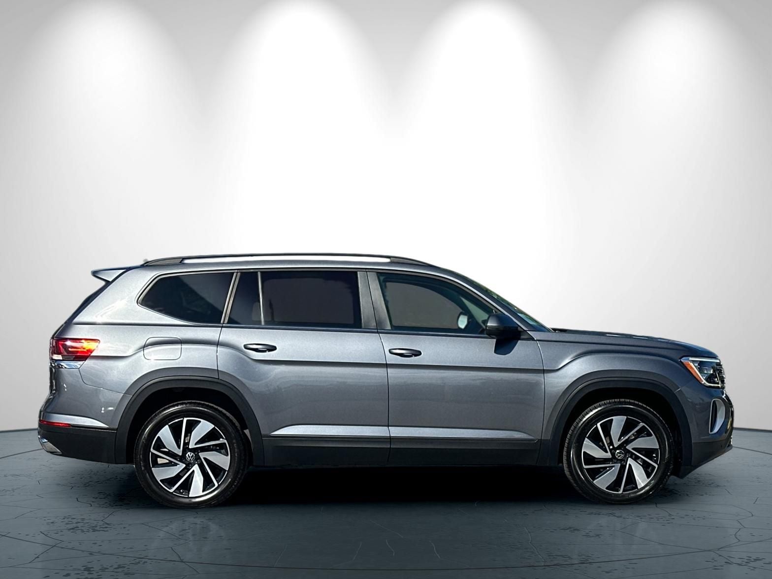 2024 Volkswagen Atlas 2.0T SE w/Technology photo 2