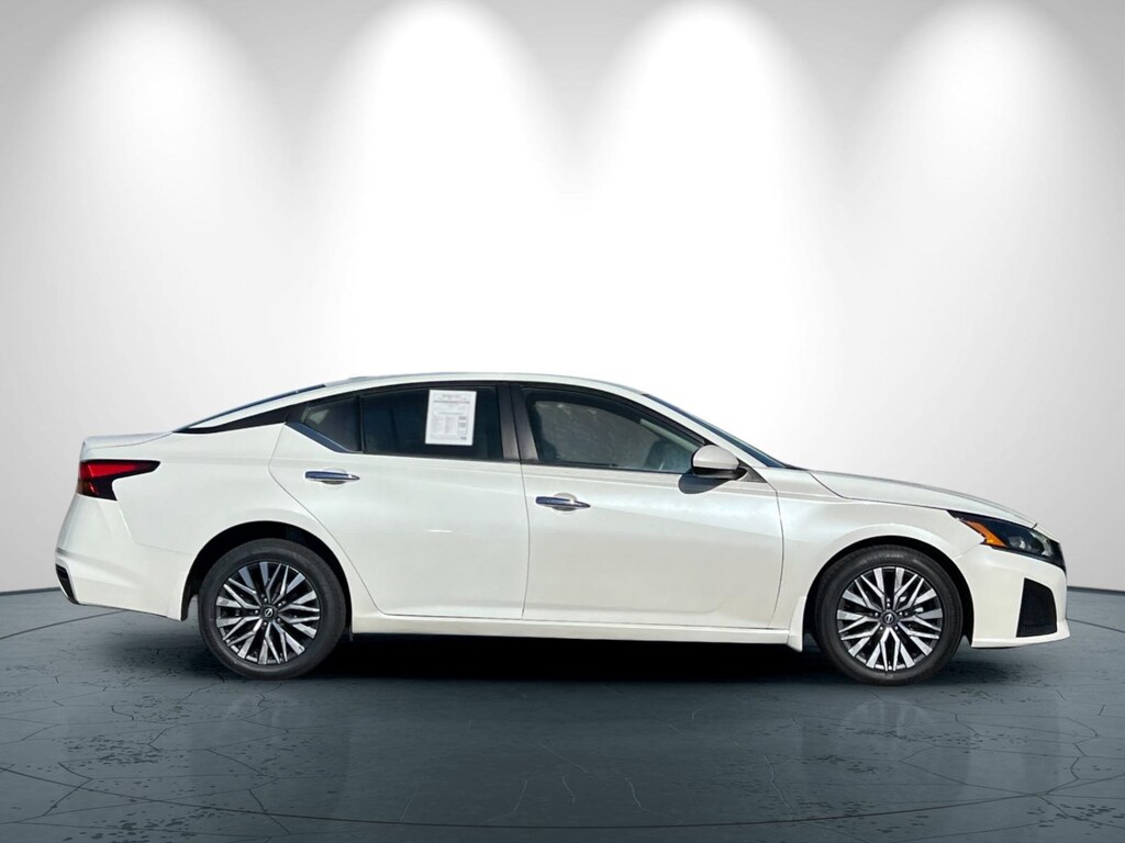 Used 2023 Nissan Altima 2.5 SV Sedan