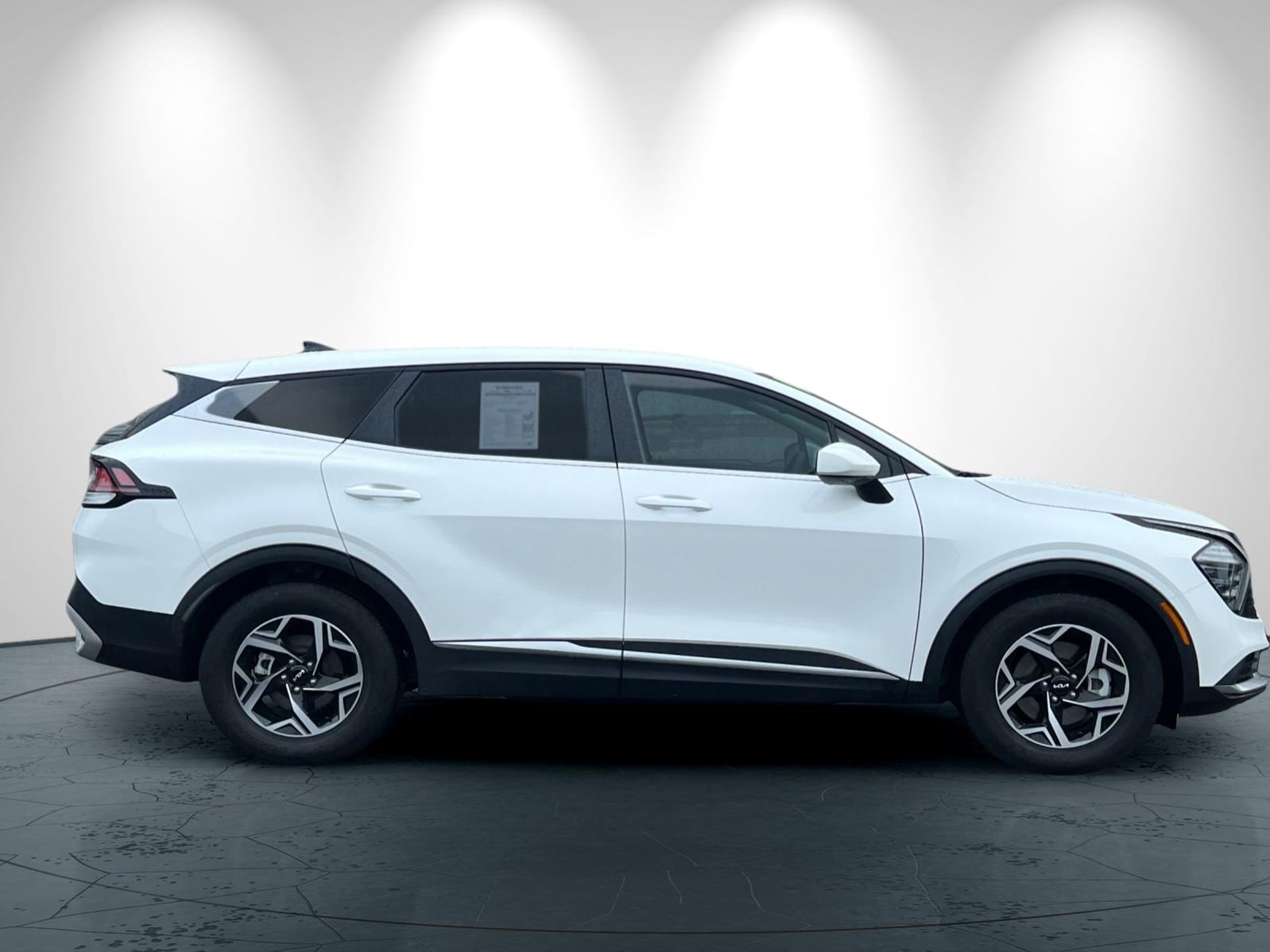 2024 Kia Sportage LX photo 2