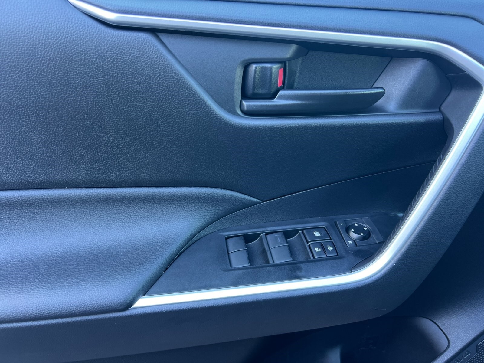 2023 Toyota RAV4 LE - Photo 11