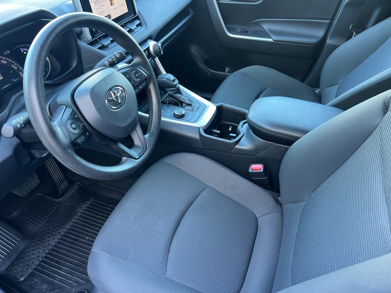 2023 Toyota RAV4 LE - Photo 10