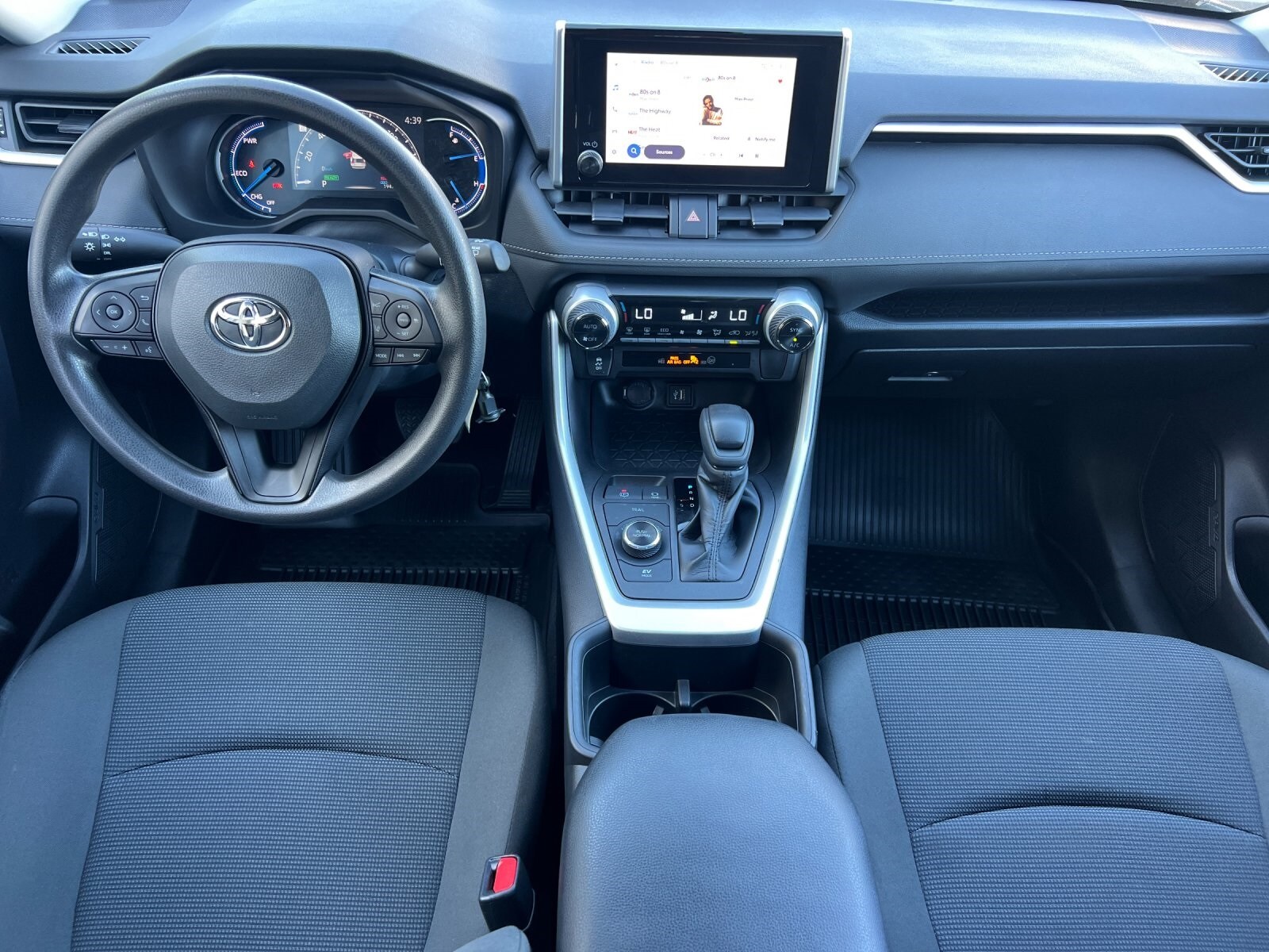 2023 Toyota RAV4 LE - Photo 13