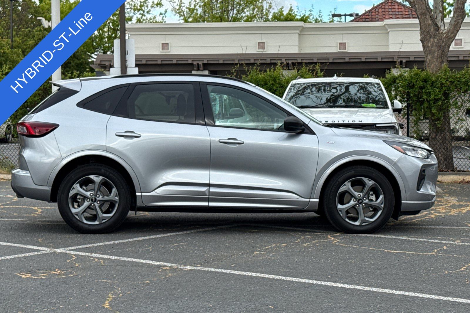 2023 Ford Escape Hybrid ST-Line photo 2