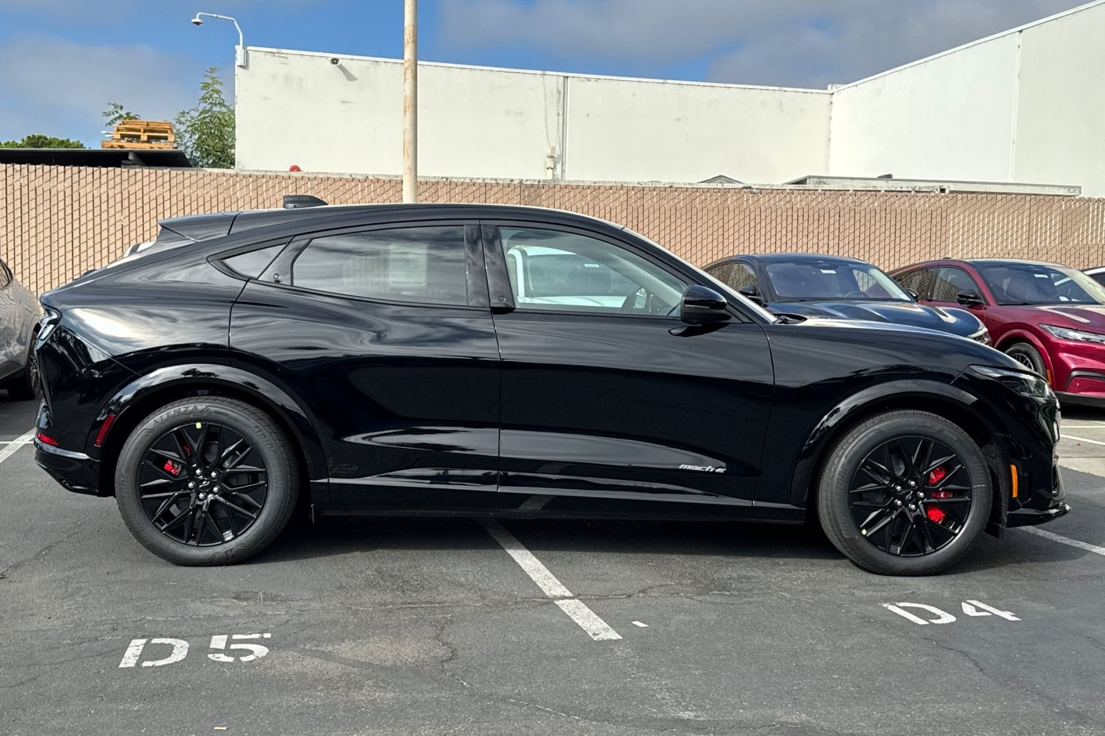 2025 Ford Mustang Mach-E Premium photo 3