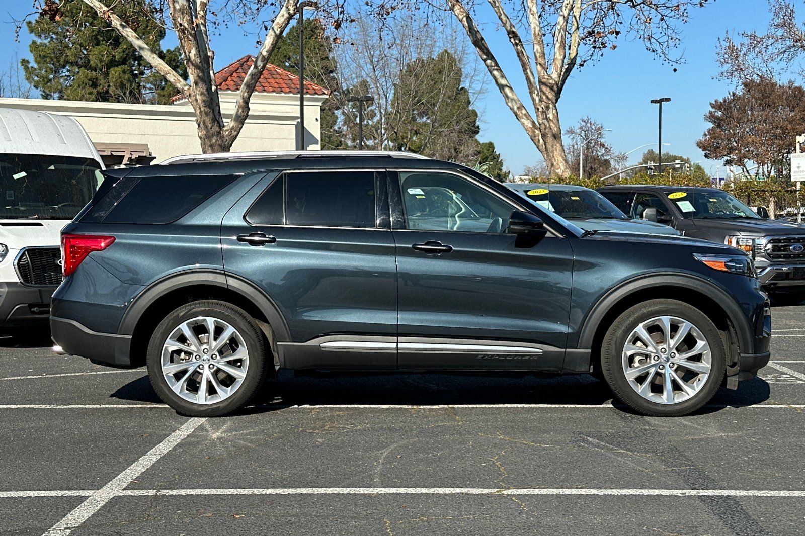 2022 Ford Explorer Platinum photo 2