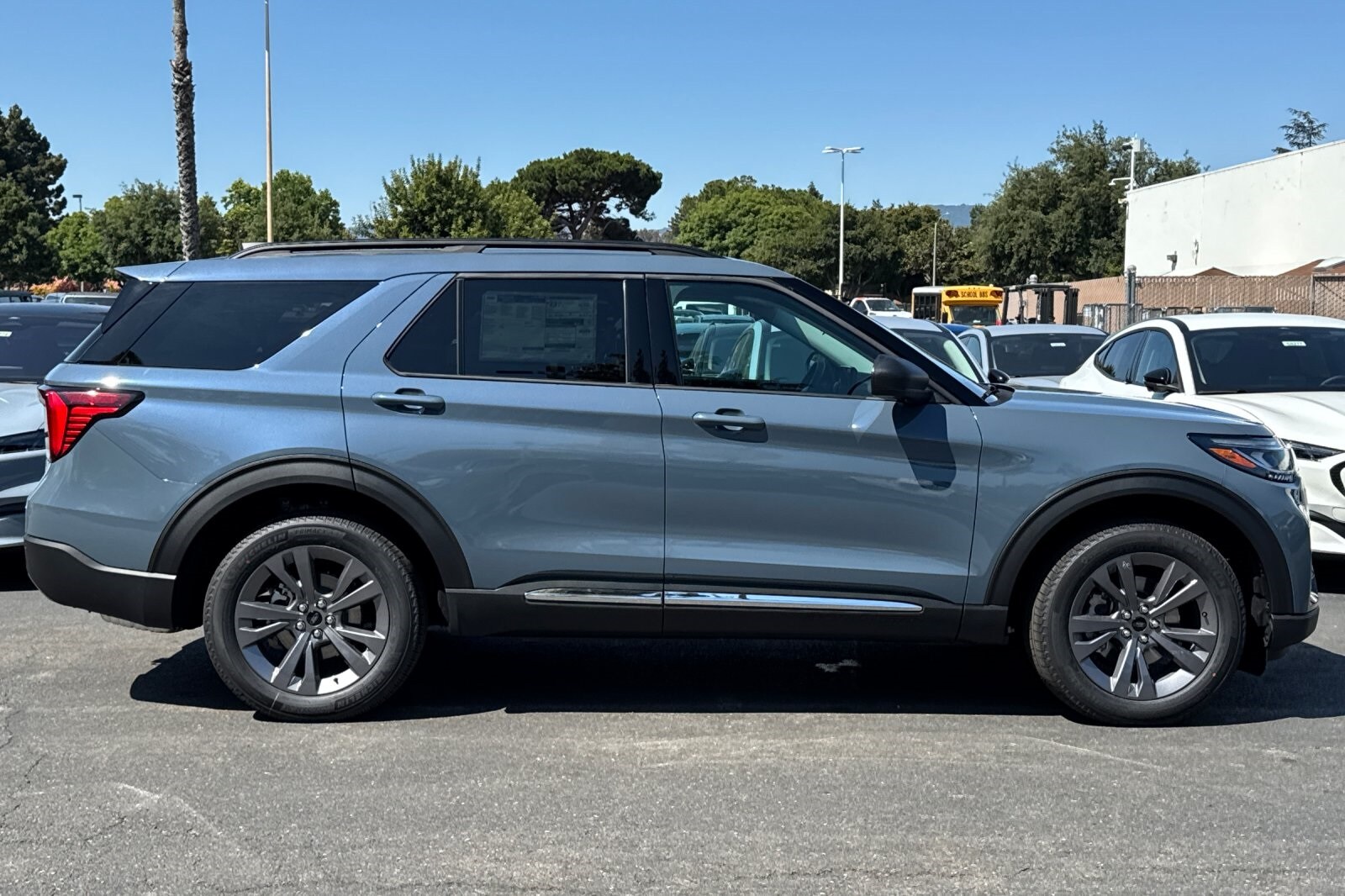 2025 Ford Explorer photo 3