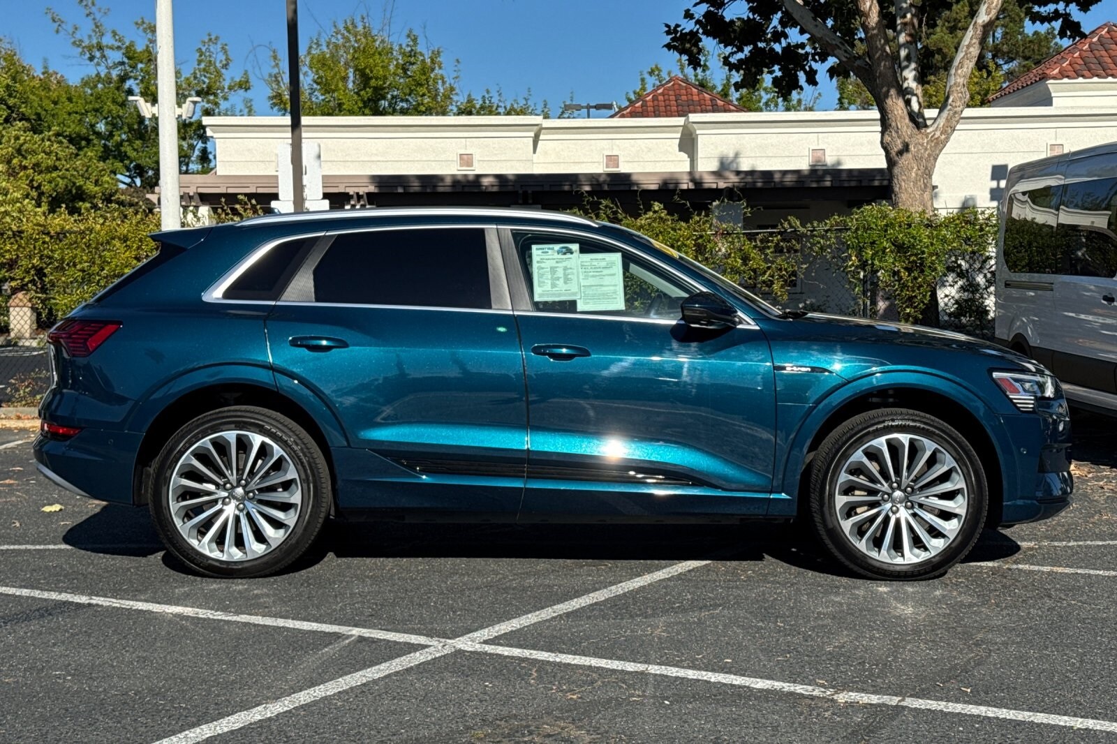 2019 Audi e-tron Prestige photo 2
