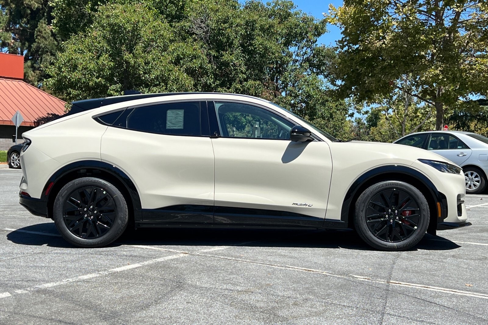 2025 Ford Mustang Mach-E Premium photo 3
