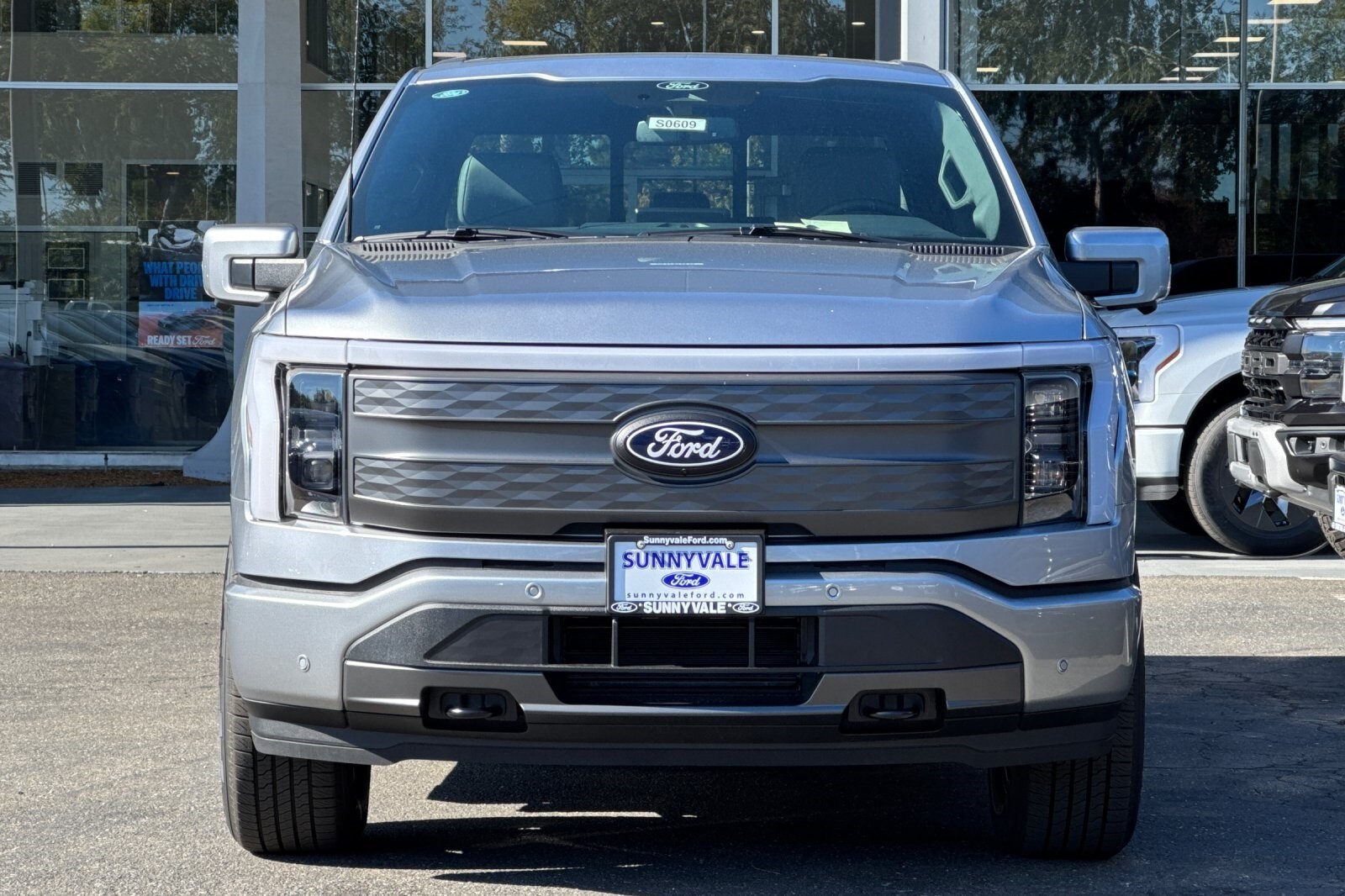 2025 Ford F-150 Lightning Lariat photo 2