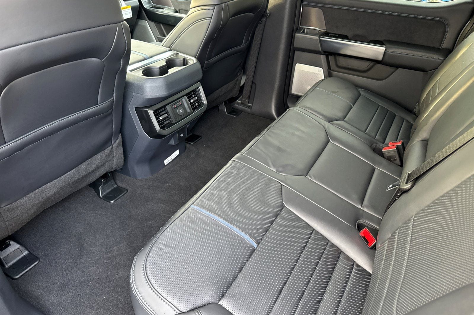 2026 Ford F-350 Super Duty Platinum - Photo 11