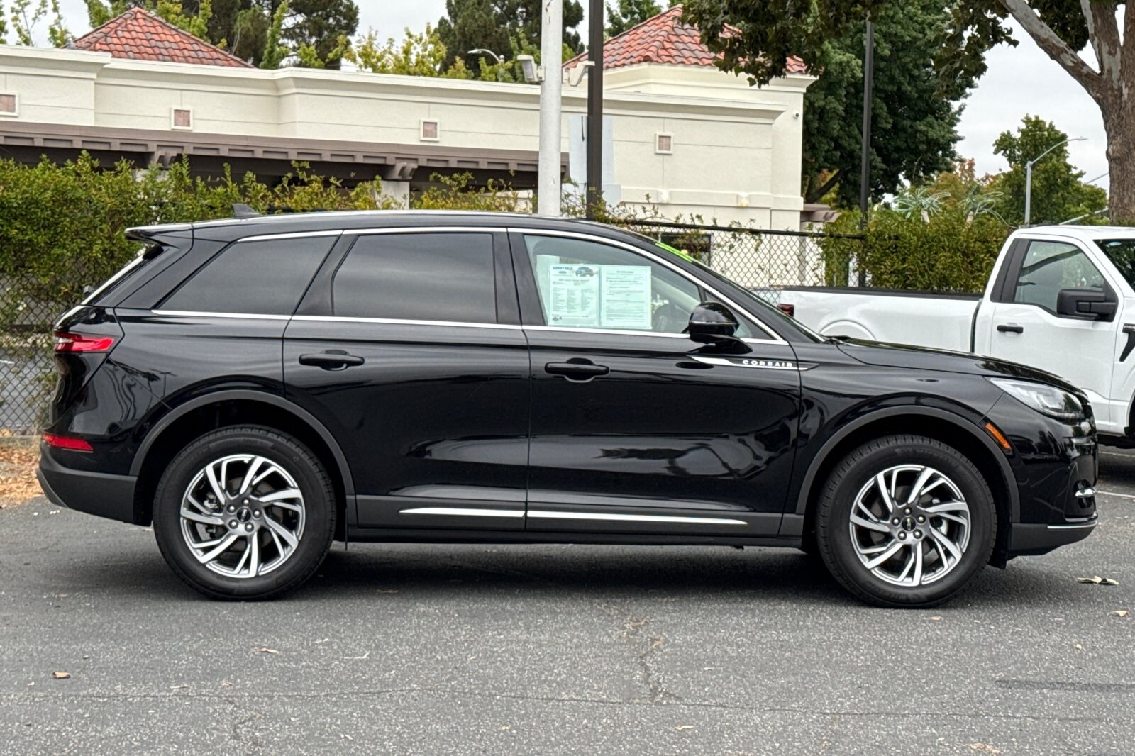 2023 Lincoln Corsair Standard photo 2