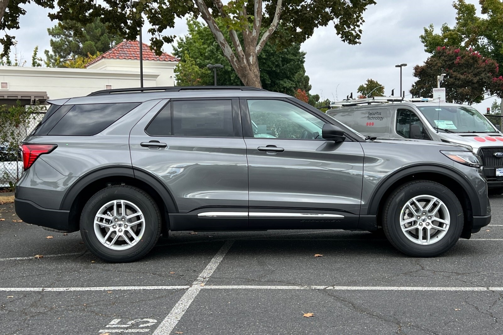 2025 Ford Explorer photo 3